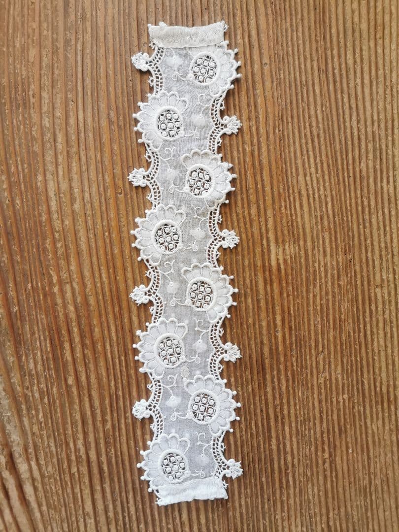 アンティーク ギュピールレース 向日葵刺繍 浮き上る花びら お子様＆人形用付け襟