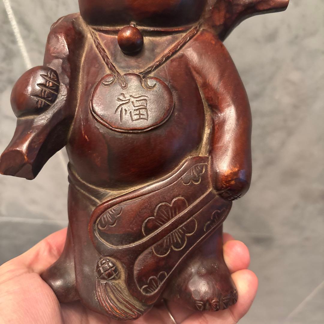 アンティーク平和的な笑顔で幸せやお金を招く一刀彫の布袋さんの猫の彫刻オブジェ