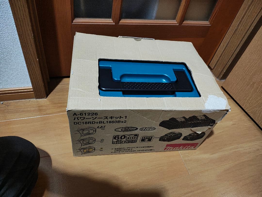 マキタ冷温庫 CW004GZO(オリーブ) パワーソースキット付のフルセット