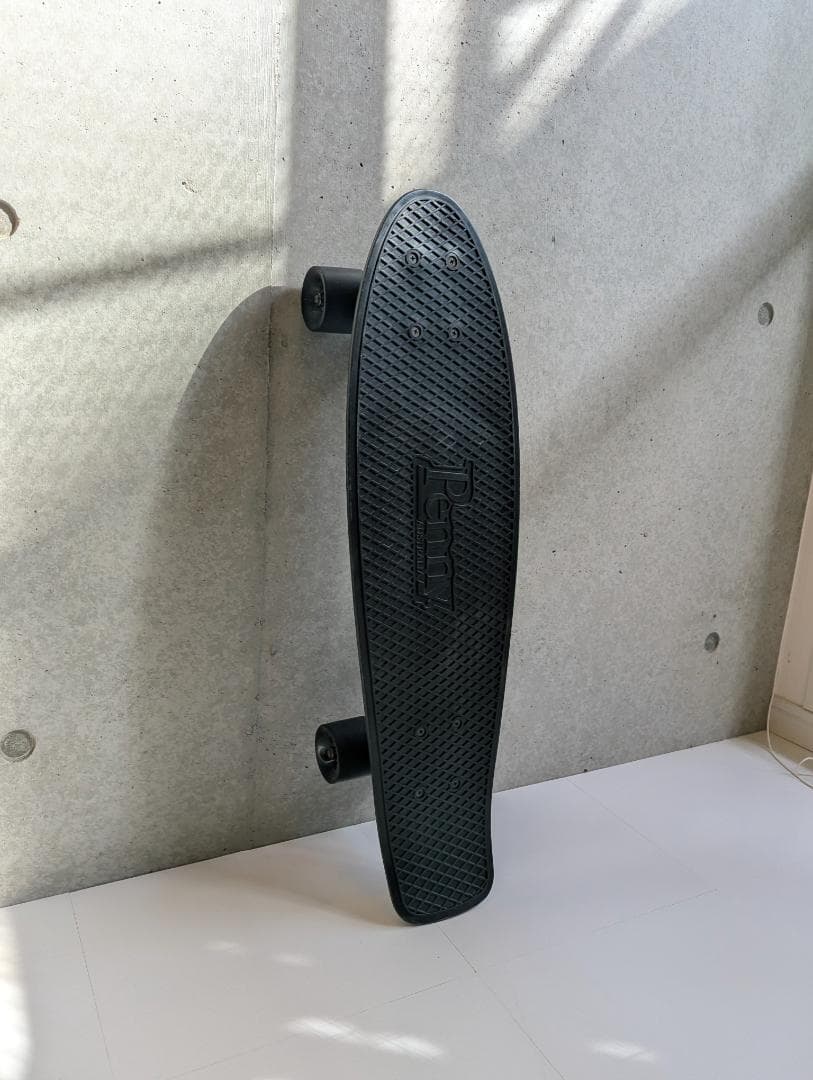 Penny Nickel 27インチ ブラックアウト スケートボード（ペニー）