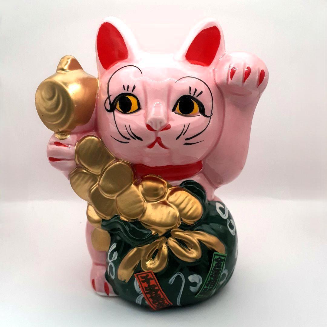 096　レア　瀬戸焼　小槌招き猫 ピンク色　左手上げ　陶器置物　高さ約１５cm