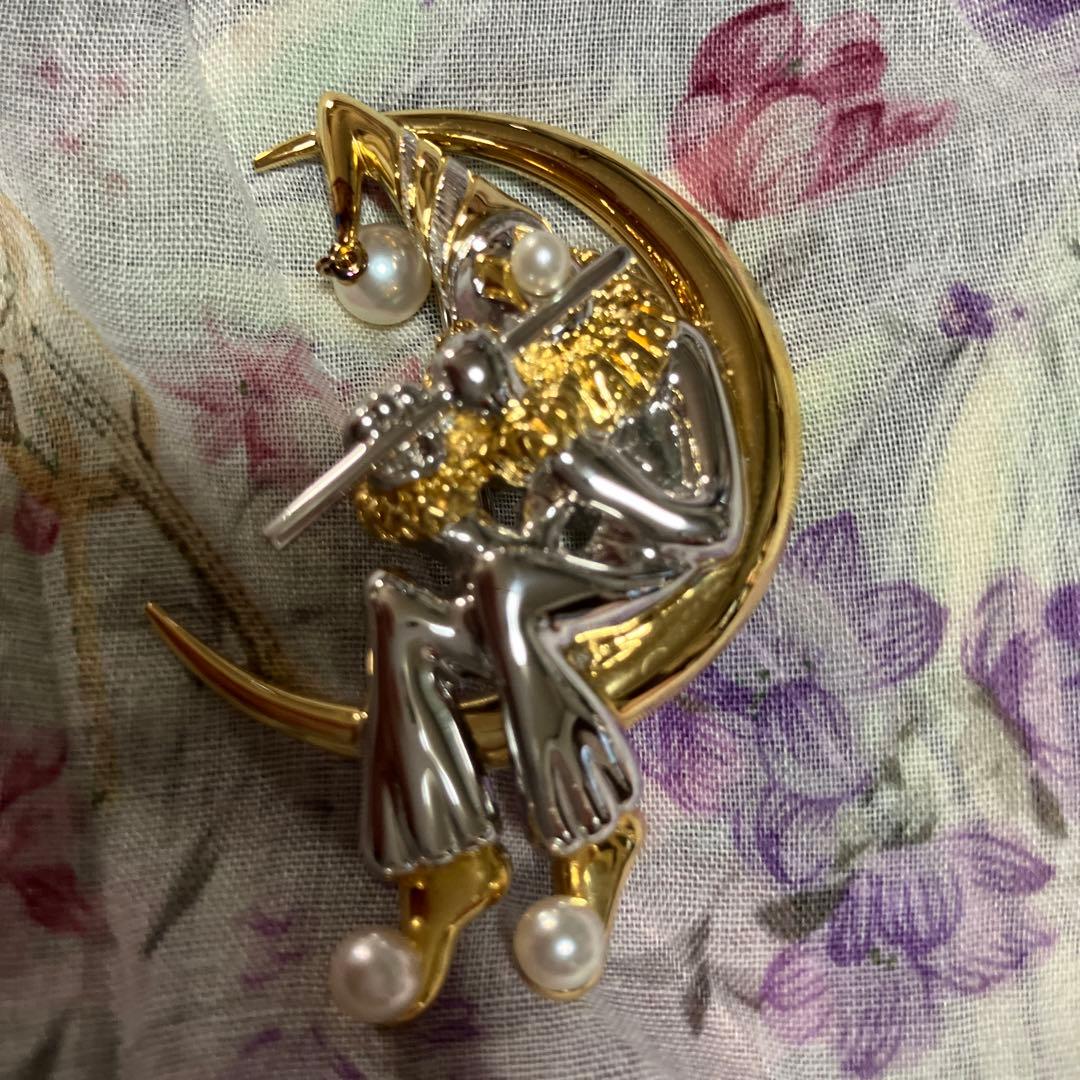 MIKIMOTOピエロムーンブローチパール