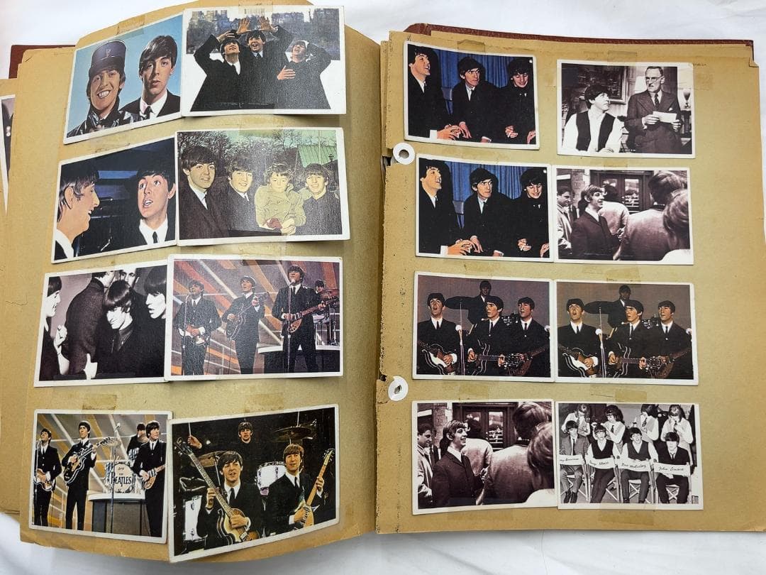 ビートルズ　TOPPS トレーディングカード135枚入りスクラップブック