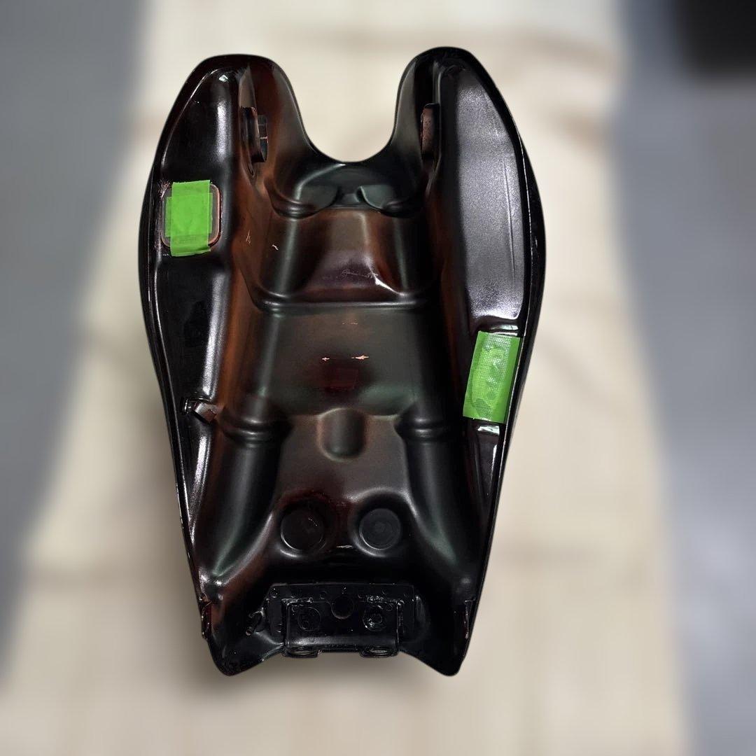 ゼファー750 タンク