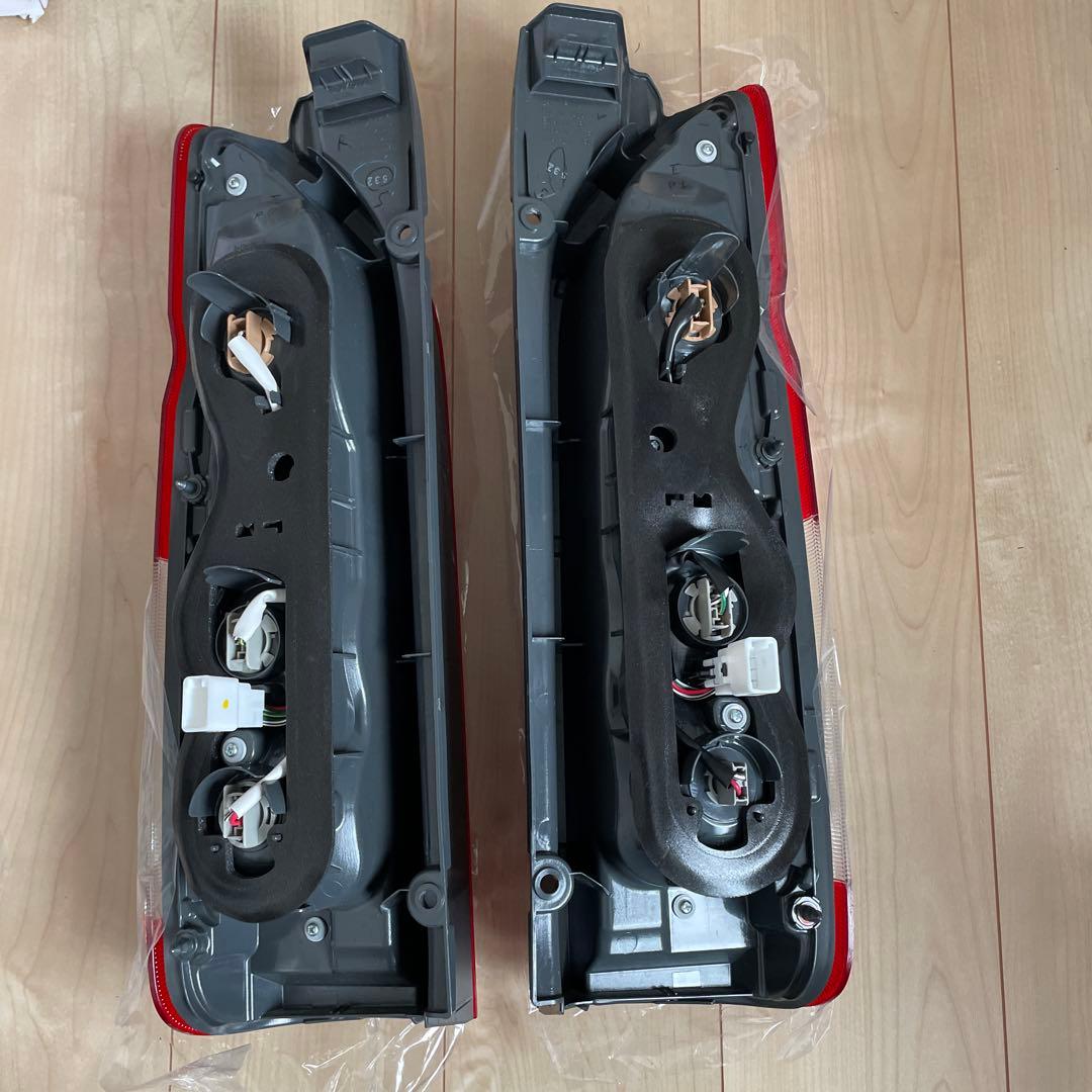 ハイエース　200系　テールランプ　純正