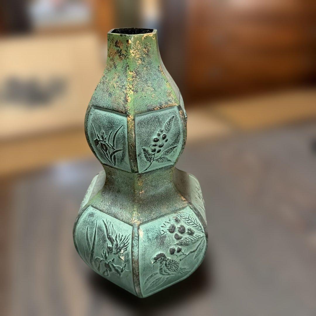 花柄彫刻の緑色陶器花瓶