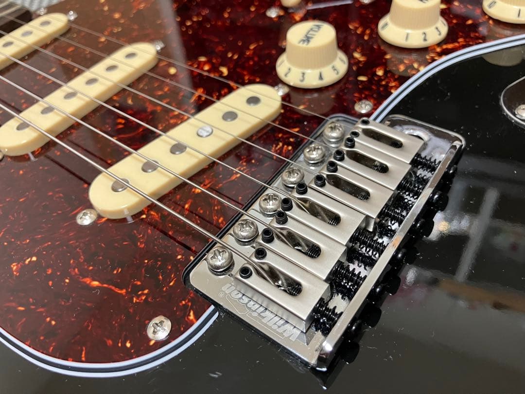 Tiki　エレキギター　ストラト　黒ボディ×鼈甲ピックガード