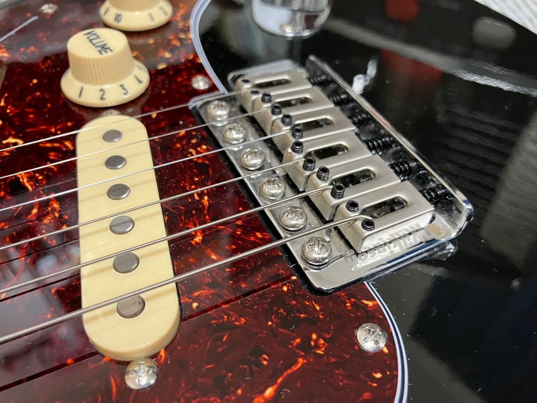 Tiki　エレキギター　ストラト　黒ボディ×鼈甲ピックガード