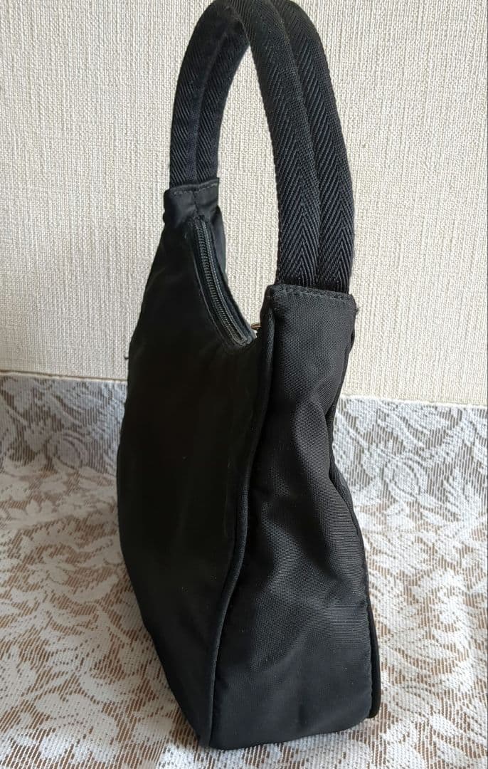 入手困難　プラダ PRADA アクセサリーポーチ ナイロン ブラック 三角ロゴ