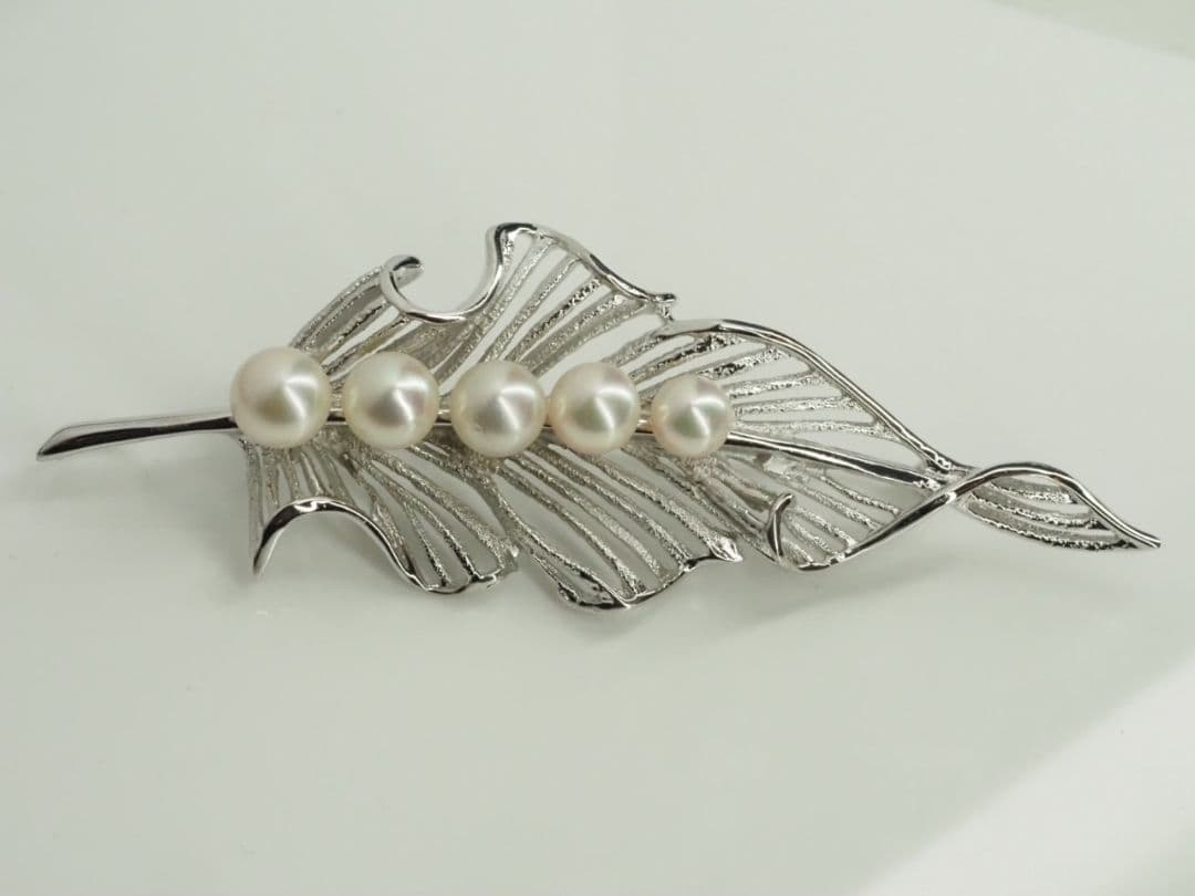 田崎真珠　TASAKI　タサキ連なるライン極上良質天然アコヤ本真珠リーフブローチ