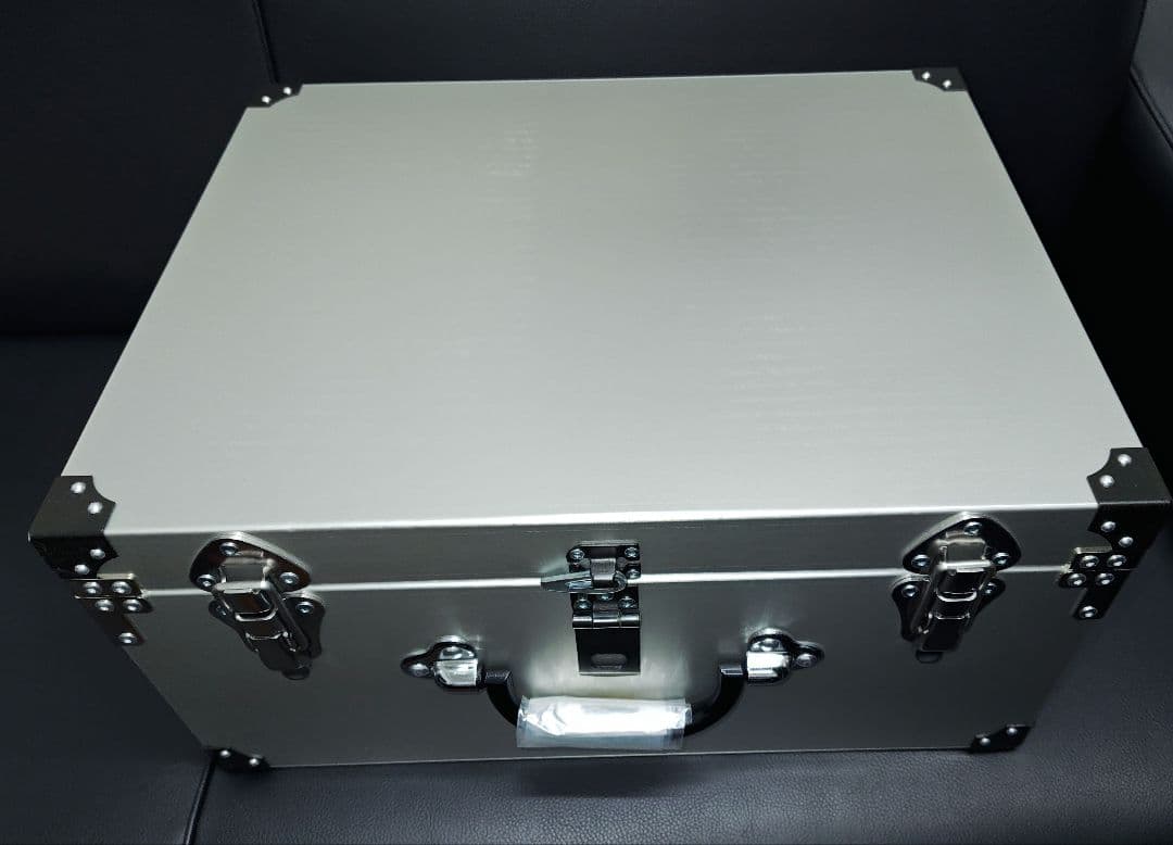 【未使用 美品】アルミ製アタッシュケース シルバー 軽量 頑丈 鍵付き ビジネス