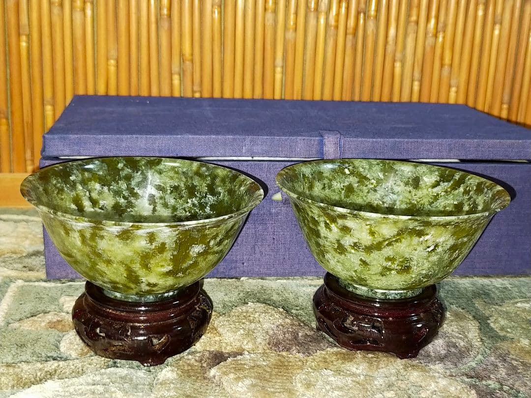 ♥中国♥　玉碗　♥　２個　♥　台　箱付き　玉製　茶碗　骨董　古玩