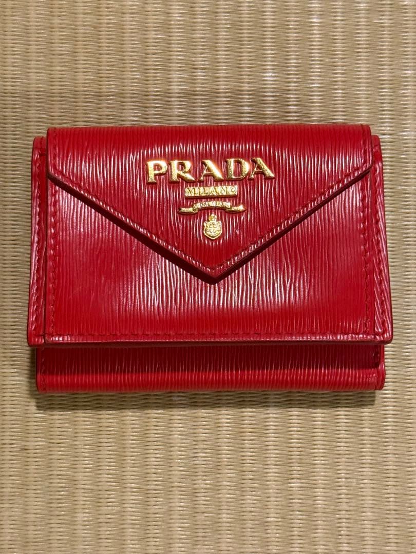 PRADA エンベロープ 三つ折り財布 レッド　美品