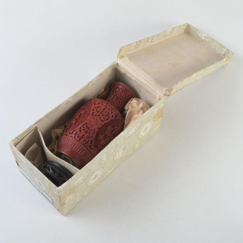 中国　剔紅　堆朱　内七宝　花文　花瓶　唐木台付　V　9255