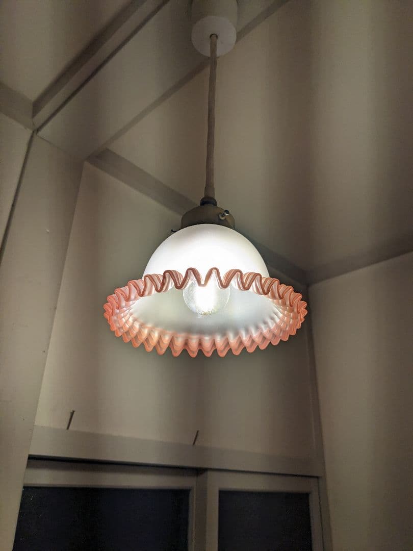 ペンダントライト 白とピンク ガラス　コード付き