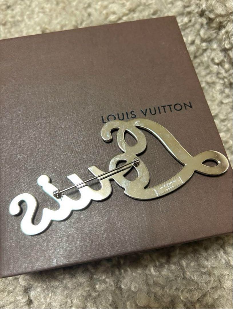 本日3時間限定LouisVuitton ルイヴィトンラインストーンブローチ LV