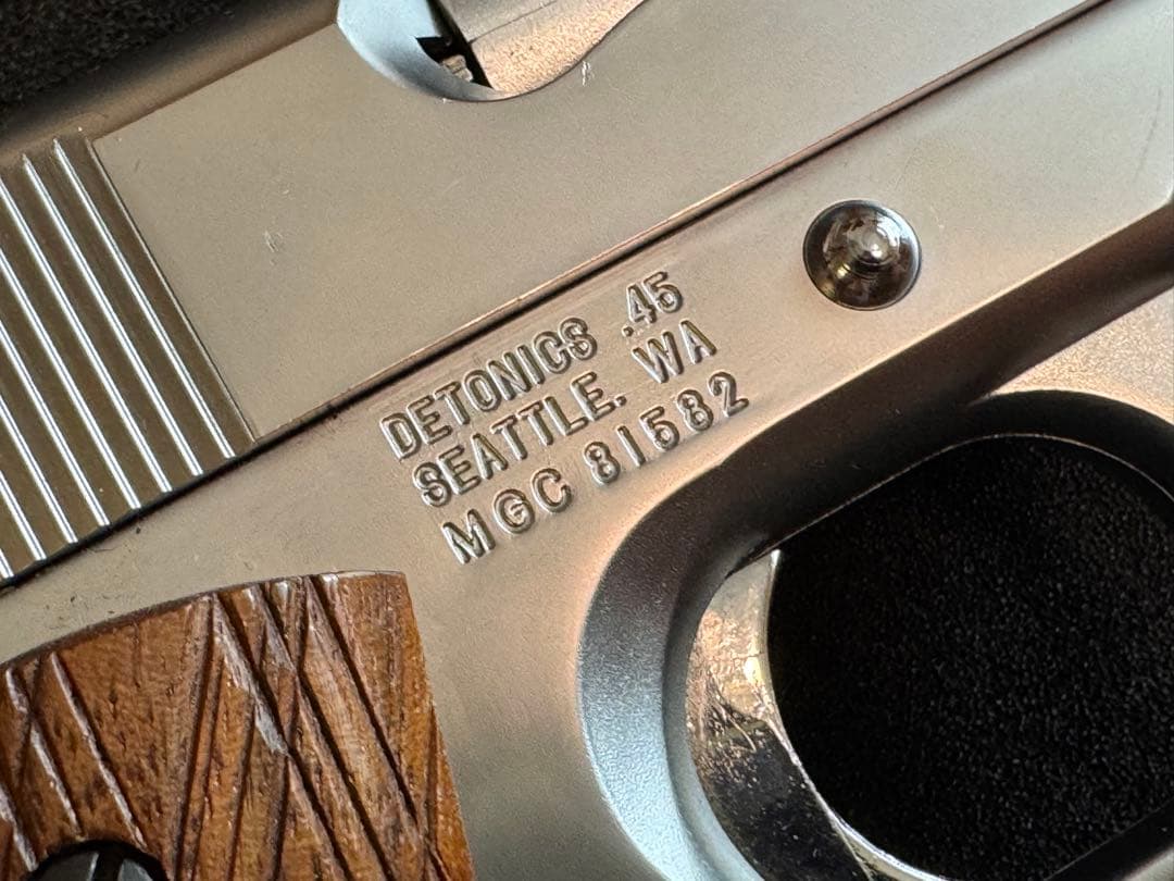 MGC デトニクス .45 プラスチック製 モデルガン 木製グリップ付き 合法品