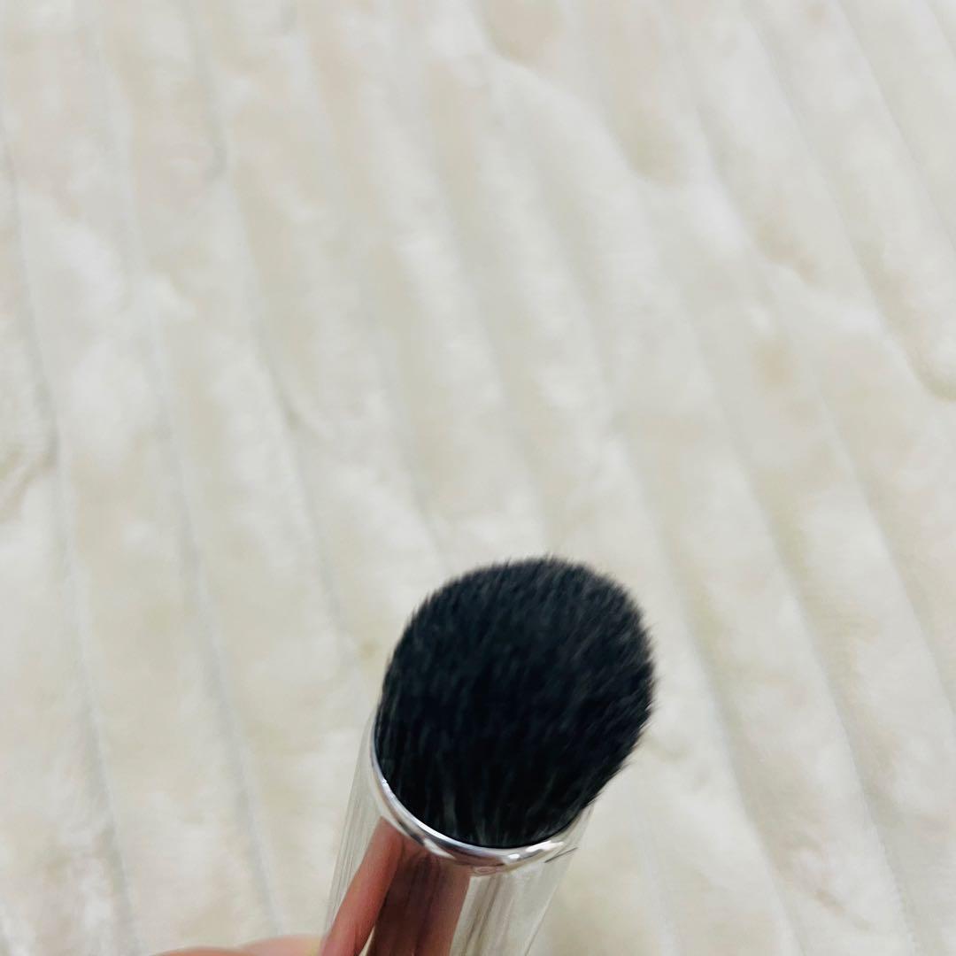 ブリリアージュ　カモフラージュコンシーラーチーク01 ワイドフィンガーブラシ