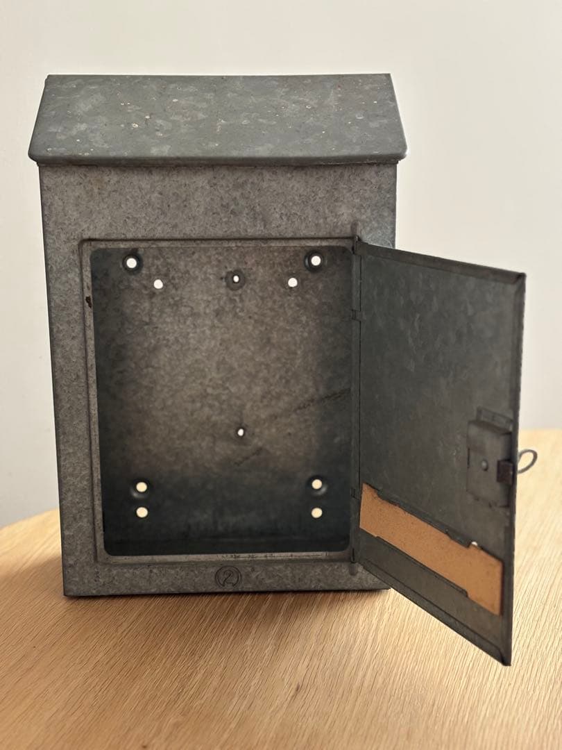 アンティーク 鍵付きブリキ製ポスト