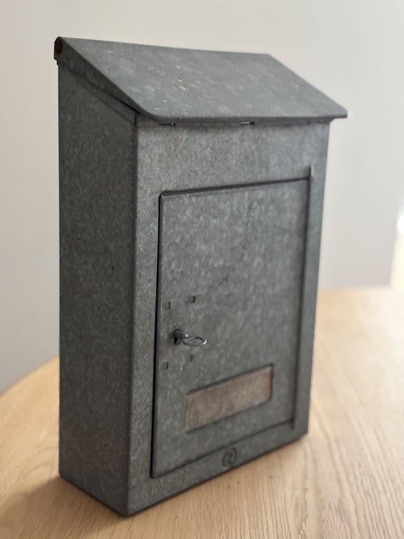 アンティーク 鍵付きブリキ製ポスト