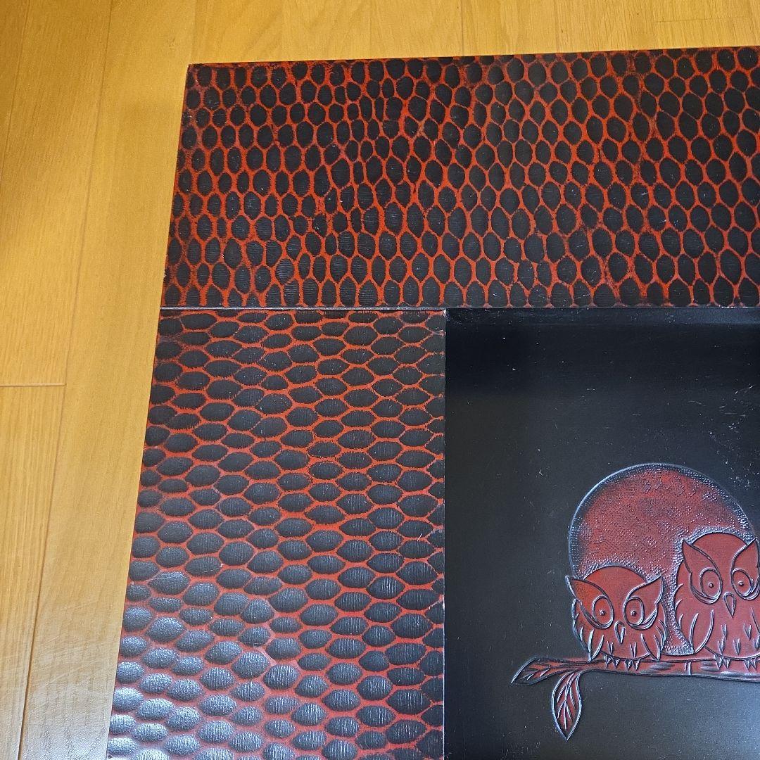 民芸調座卓ミニテーブル　赤と黒のフクロウ彫刻入り　中央に凹み有り ローテーブル