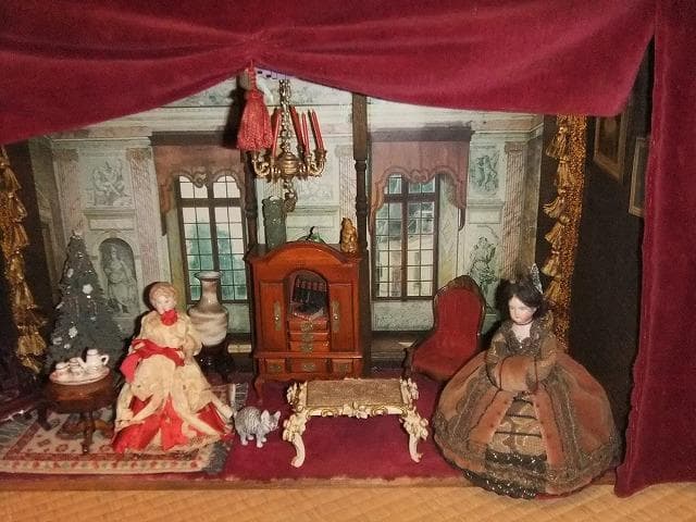 ビクトリアン人形と家具セット　ドールハウス　灯りも点きます