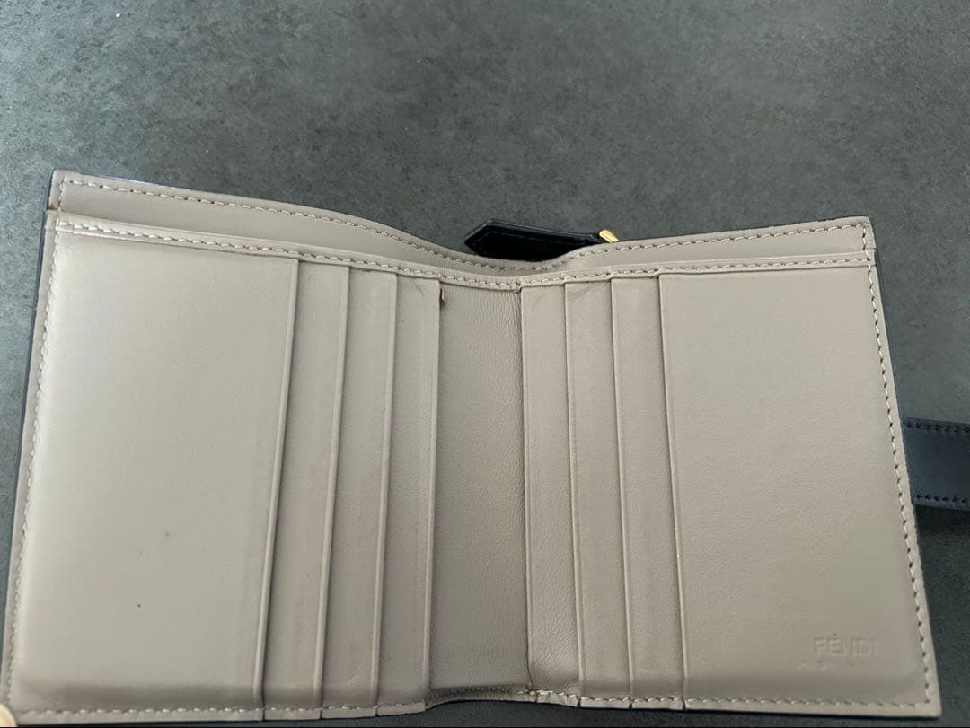 FENDI バイカラー スタッズ ミニウォレット 二つ折り財布 ブラック ベルト