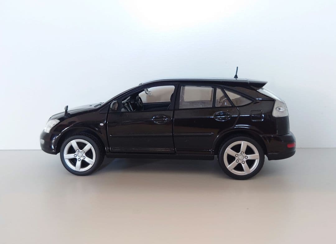 り*ん様 トヨタ　 ハリアー　HARRIER 2代目 1/30 　　202ブラッ