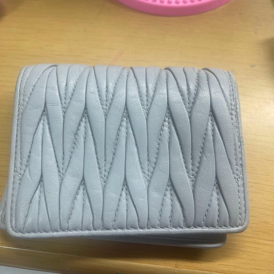 miu miu 二つ折り財布 ライトグレー