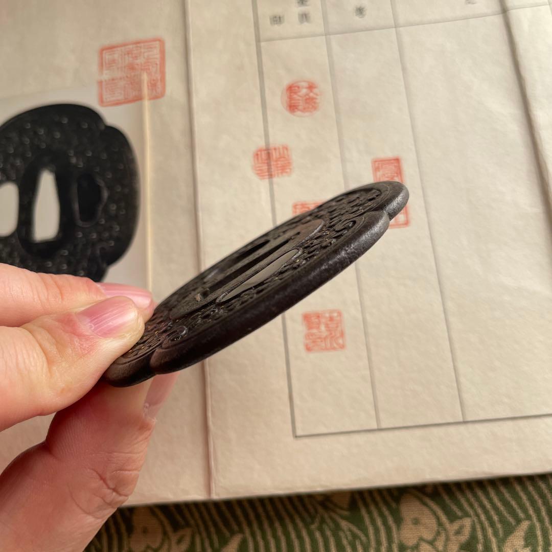 桜花の図鍔　銘　英政花押　日本刀剣保存会鑑定書『優作』認定