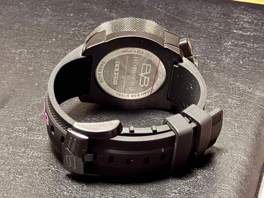 春夏向け時計★BOMBERG BOLT-68 ネオンピンク