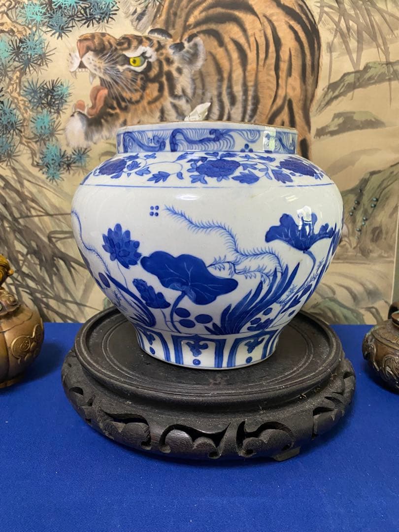 中國古美術青と白の魚模様の陶器置物