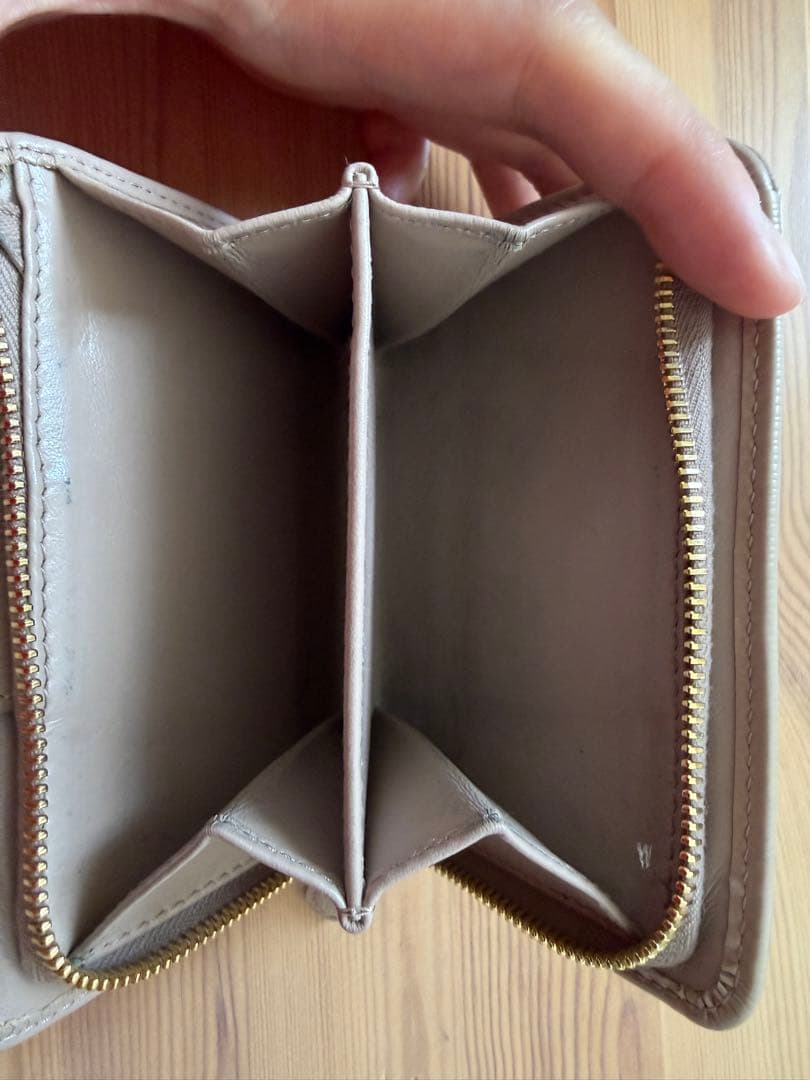 PRADA ベージュレザー二つ折り財布