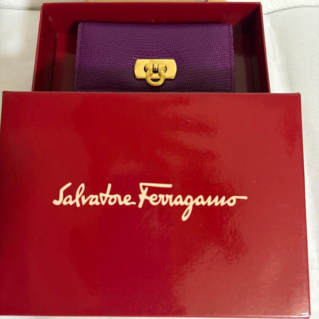 Ferragamoフェラガモ　２つ折り財布　レアなノーブル紫色！お値段交渉可能！