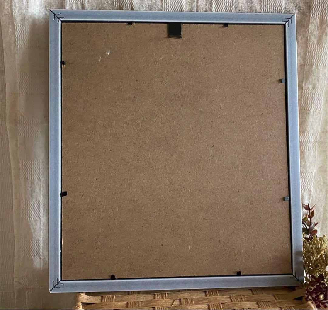 絵画 壁掛け絵【バラの庭で絵を描いている少女と遊んでいるかわいい猫2匹】