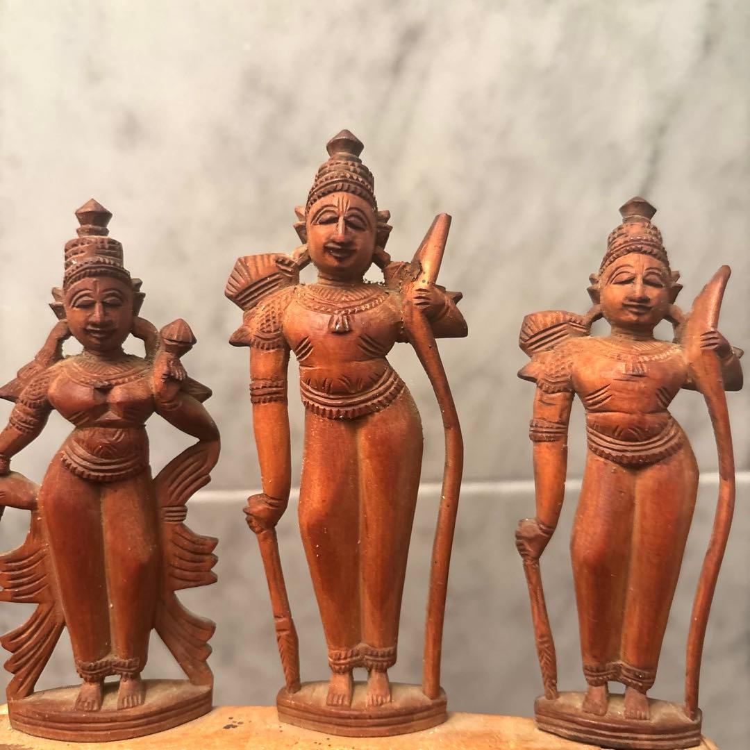 アンティーク　精巧に彫られ芸術的で威厳のある神々の一刀彫の彫刻オブジェ