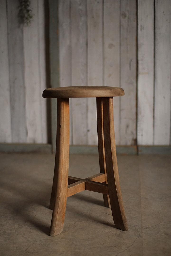 古く味のある木製の丸椅子　スツール　チェア　古道具　古家具