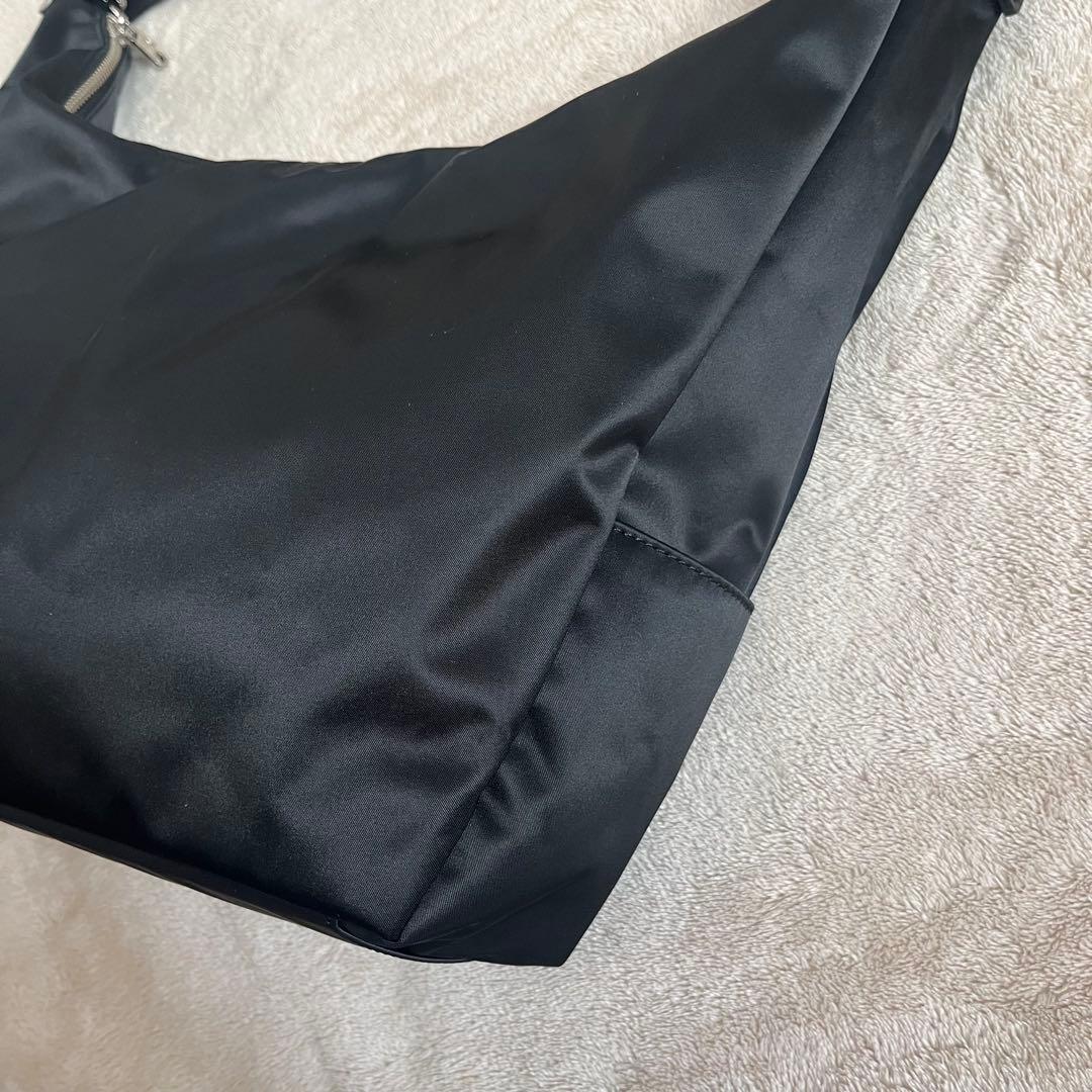 美品 ラウンドビッグショルダーバッグ　ボディバッグ　ブラック　2way 撥水