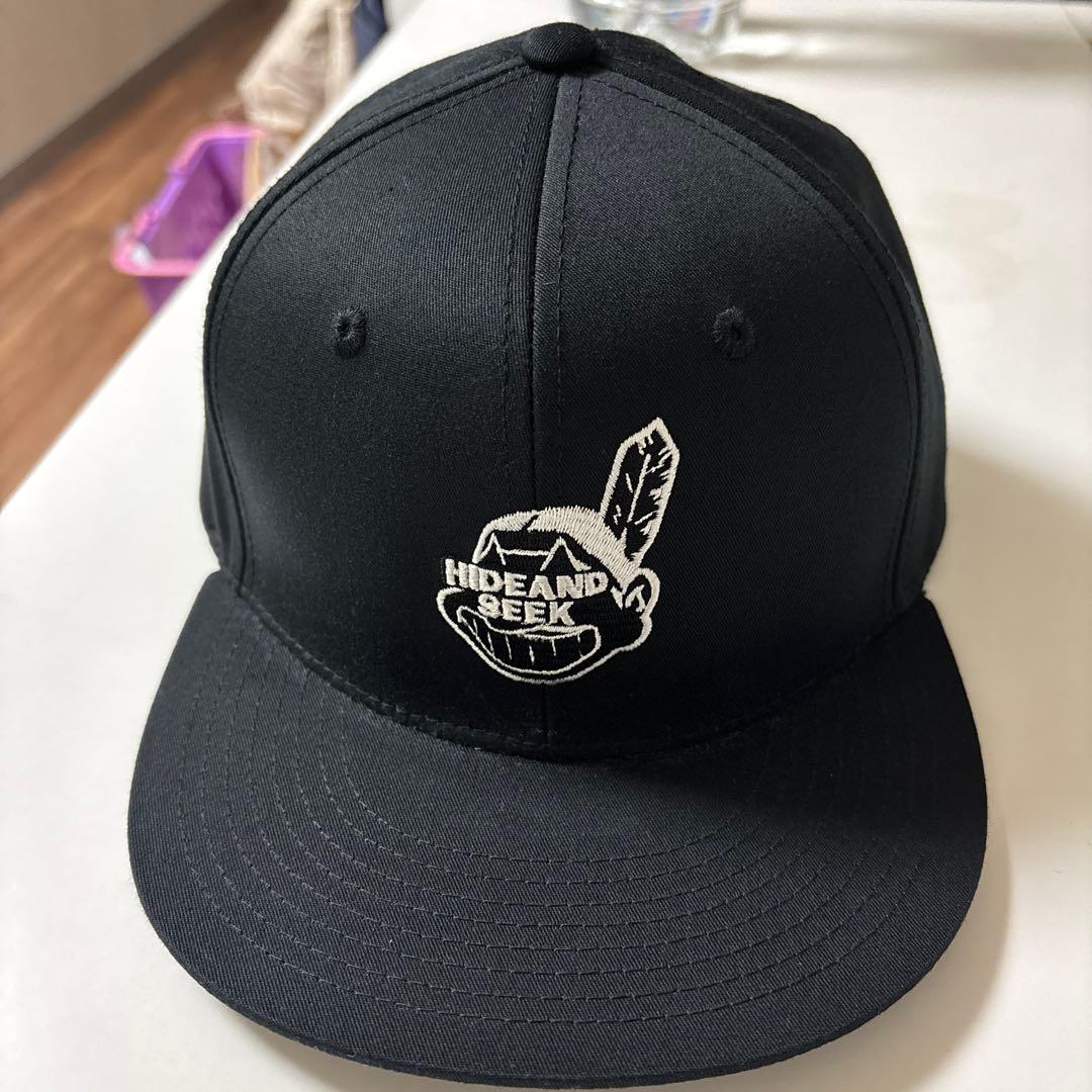 HIDE AND SEEK ブラックベースボールキャップ　インディアンス