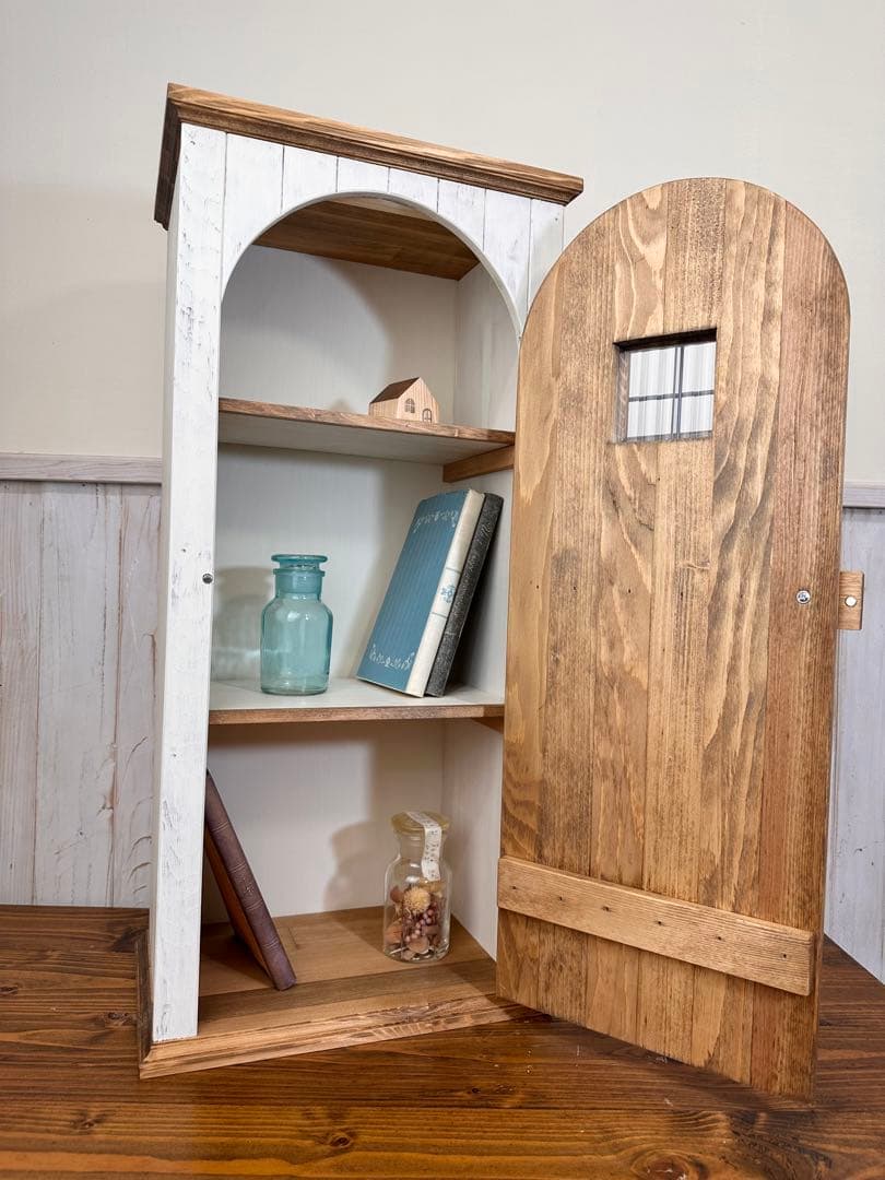 【1点のみ微難ありのためお値引き】アンティークの扉のようなキャビネット