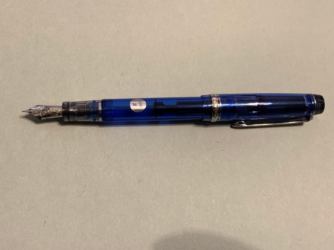 パイロットのブルースケルトンの万年筆