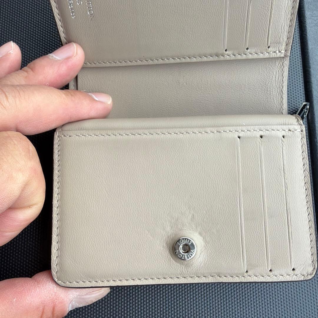 極美品　ルイヴィトン　クレア　マヒナ　二つ折り財布　グレージュ