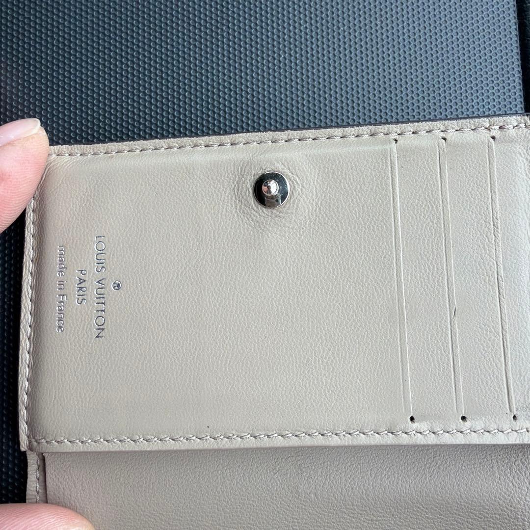 極美品　ルイヴィトン　クレア　マヒナ　二つ折り財布　グレージュ