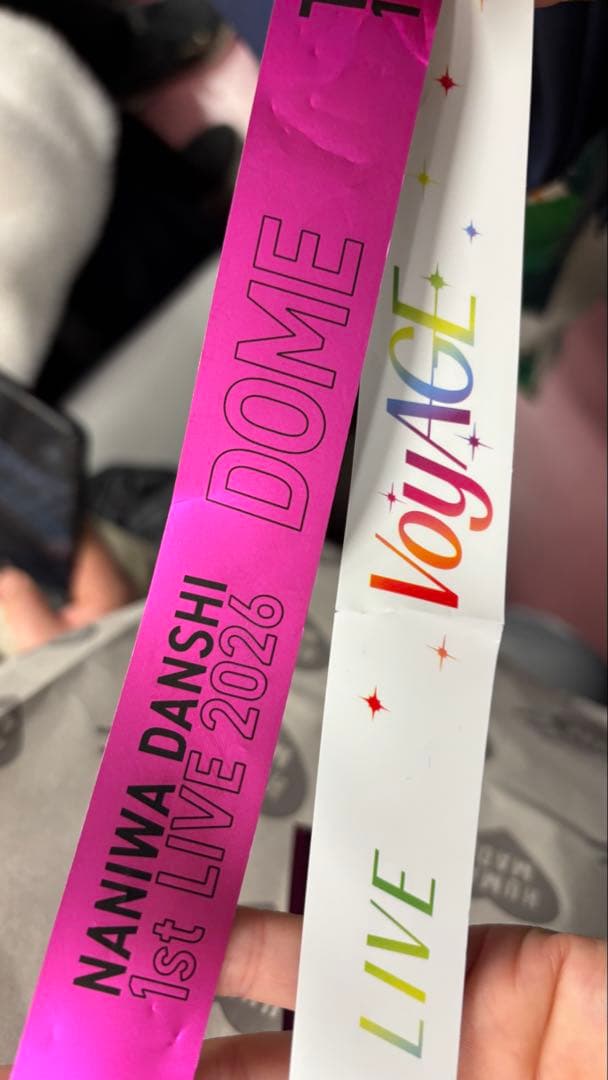 なにわ男子　落下物　銀テープ　紫