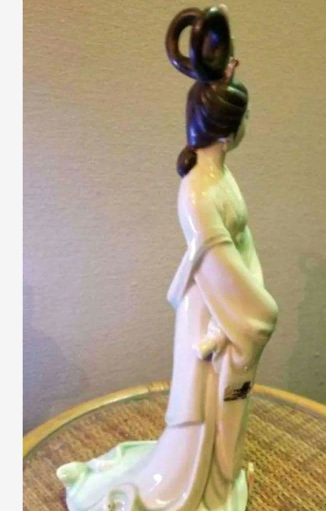 お値下げ中国人形天女です 陶器製です。陶印がありますが私にはよめません。