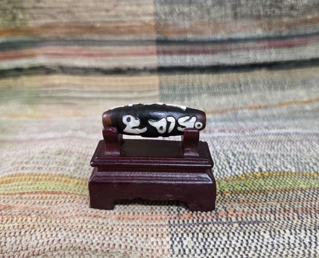 882　天珠　 卍六字真言天珠　梵字　彫刻　凸凹　貴重　珍品　dzibeads！