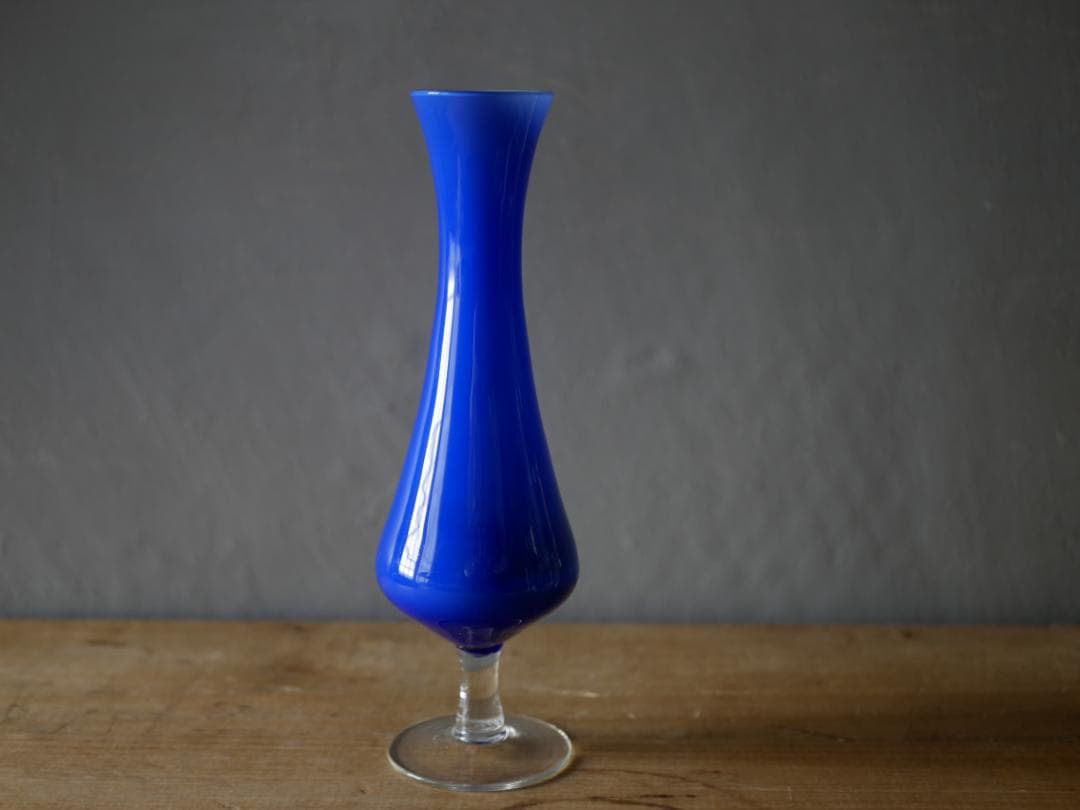 ロイヤルブルーのフラワーベース　フランスヴィンテージ　ブロカントのある暮らし