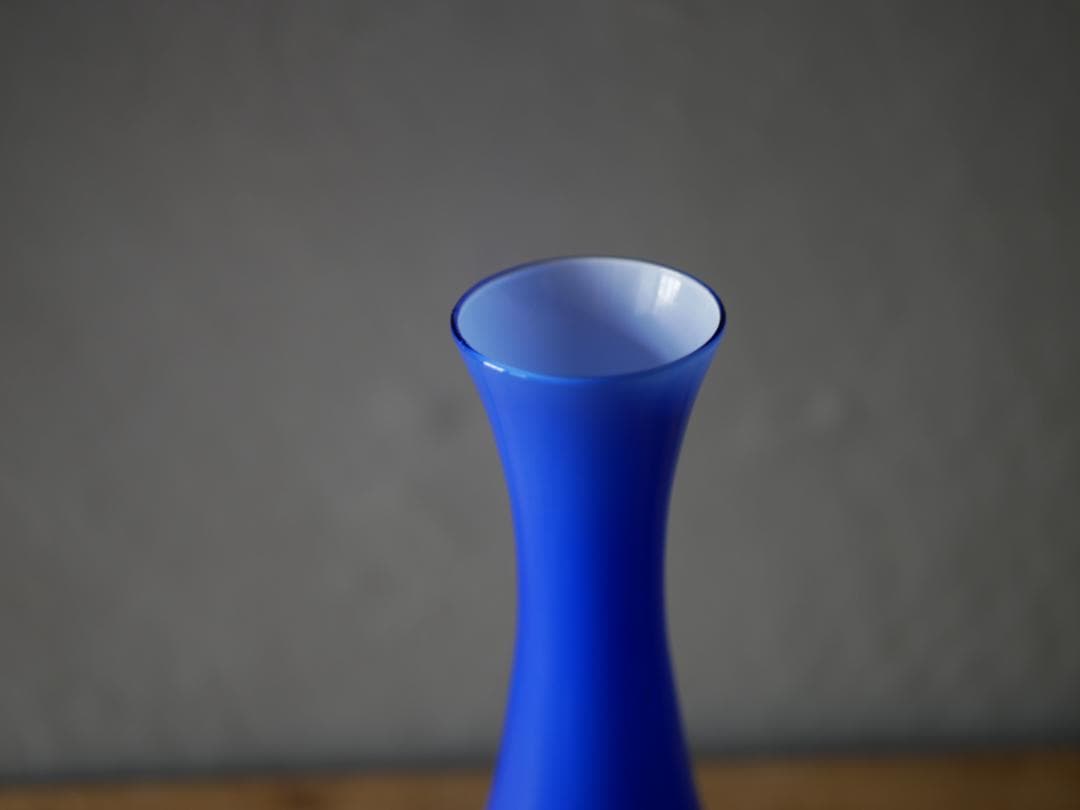 ロイヤルブルーのフラワーベース　フランスヴィンテージ　ブロカントのある暮らし