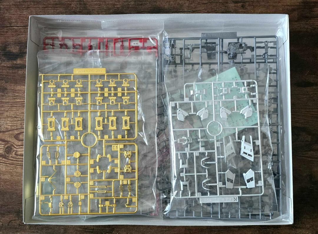 RG Hi-νガンダム ＆ RG νガンダム （ チタニウムフィニッシュ ）