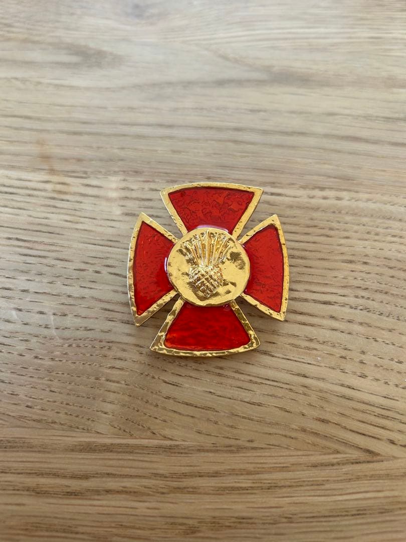 イヴサンローラン　赤と金のクロスデザインブローチ